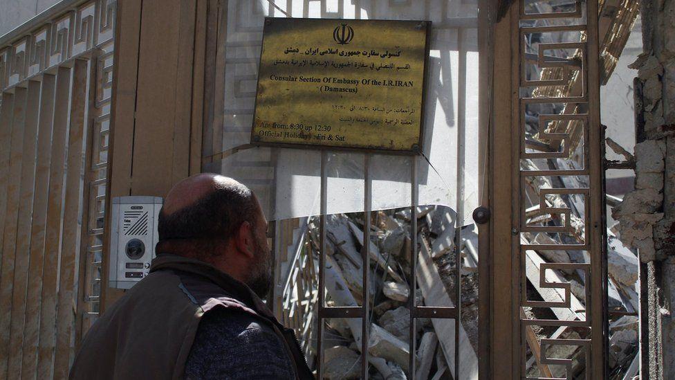 مبنى القنصلية المجاور للسفارة الإيرانية في العاصمة السورية دمشق وقد تحول إلى أنقاض