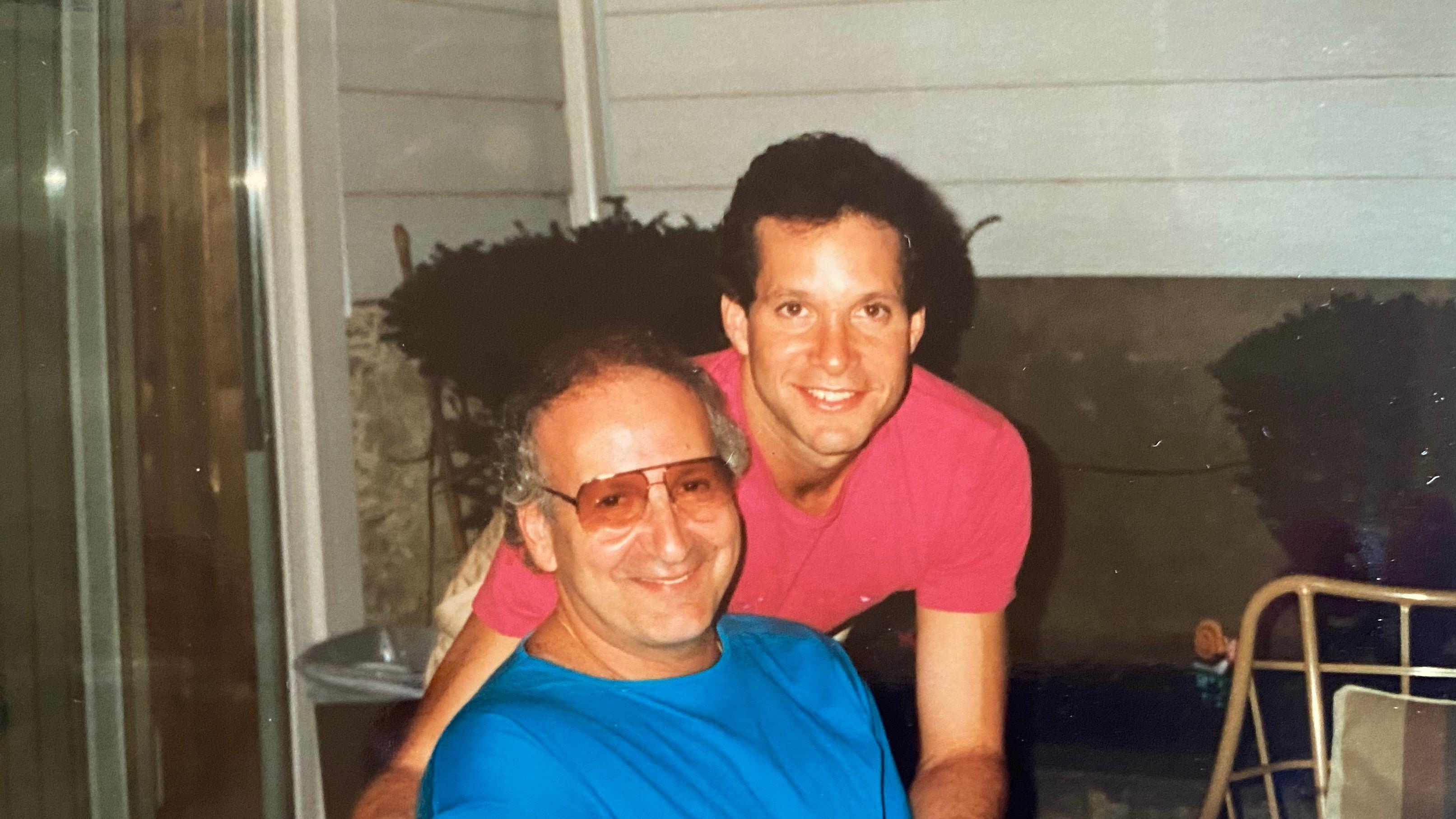 Steve Guttenberg ao lado do pai Stanley, em foto dos anos 1980