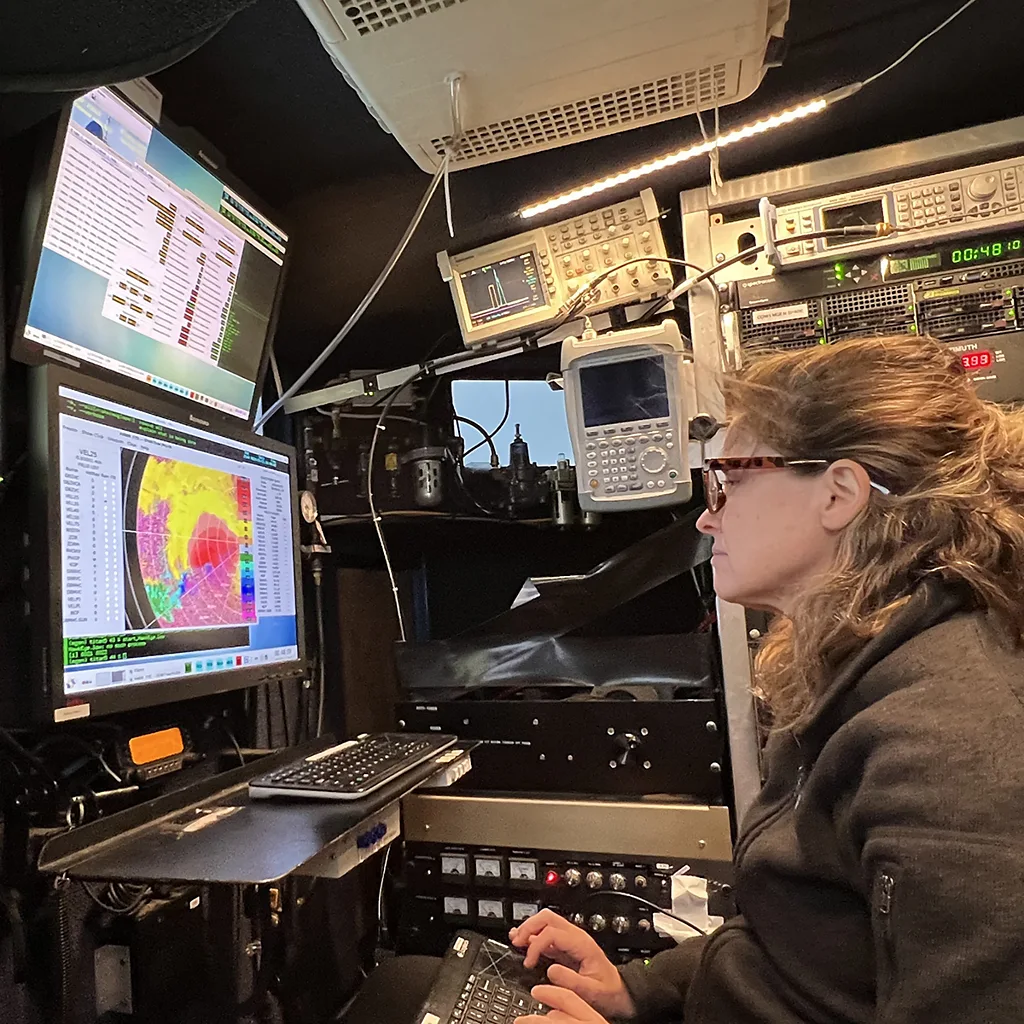 A cientista Karen Kosiba trabalhando em computador