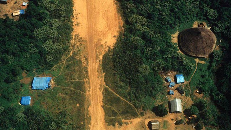 Pista de pouso em meio a floresta