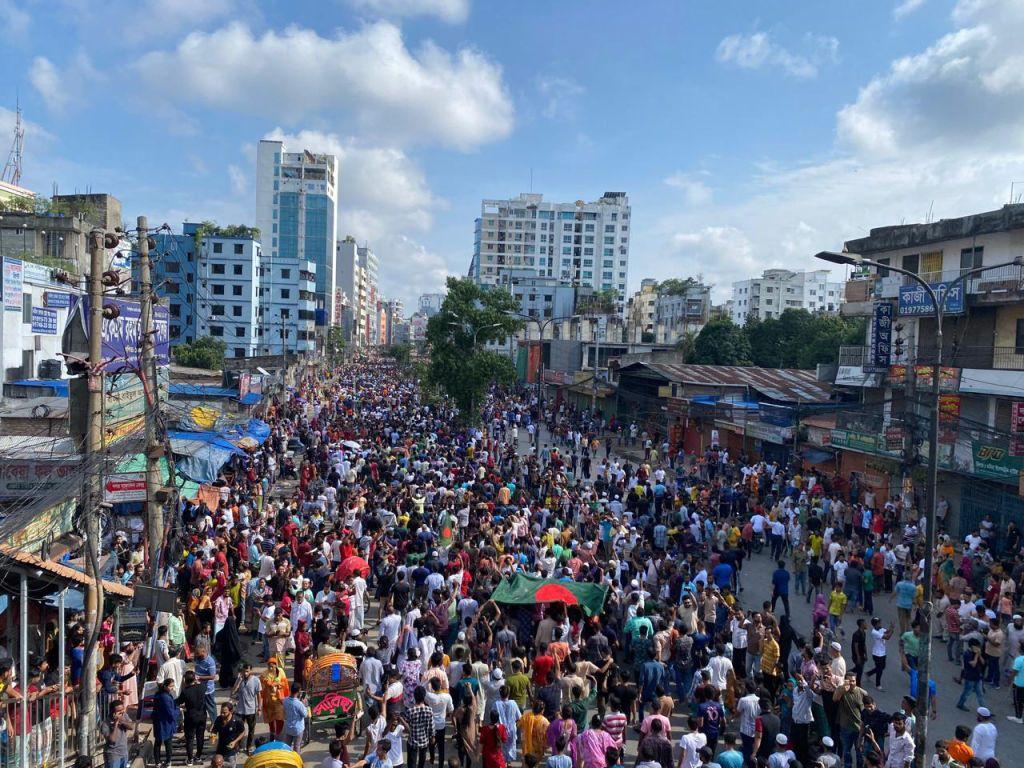 Una multitud marchando por las calles de Daca, la capital de Bangladesh
