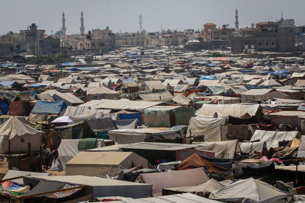 Gazze'nin güneyindeki Refah kentinde çadırlarda kalan Filistinliler