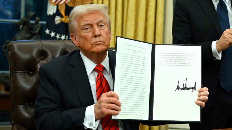 Trump en la firma de los nuevos aranceles.