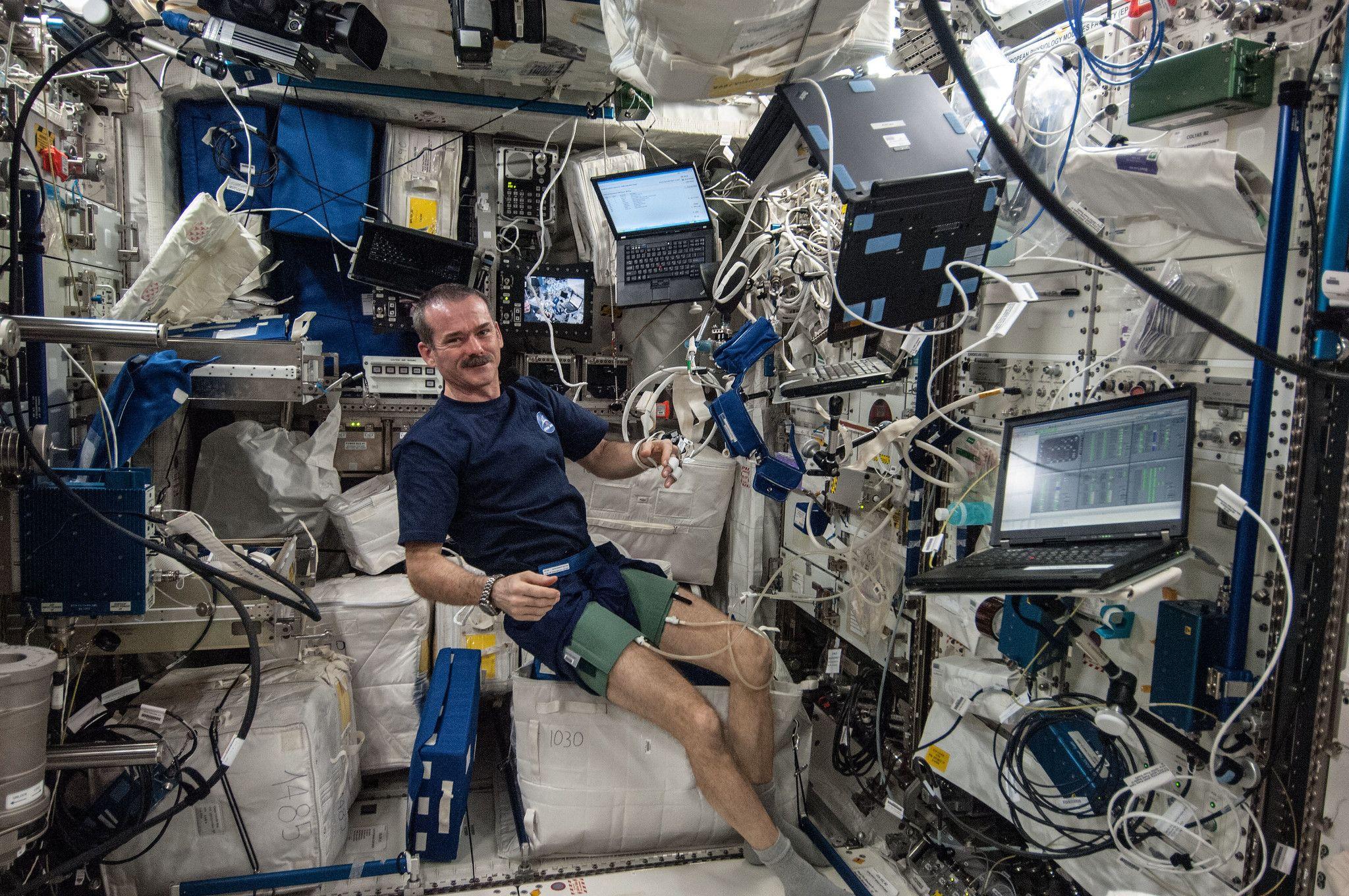 O astronauta Chris Hadfield na Estação Espacial Internacional