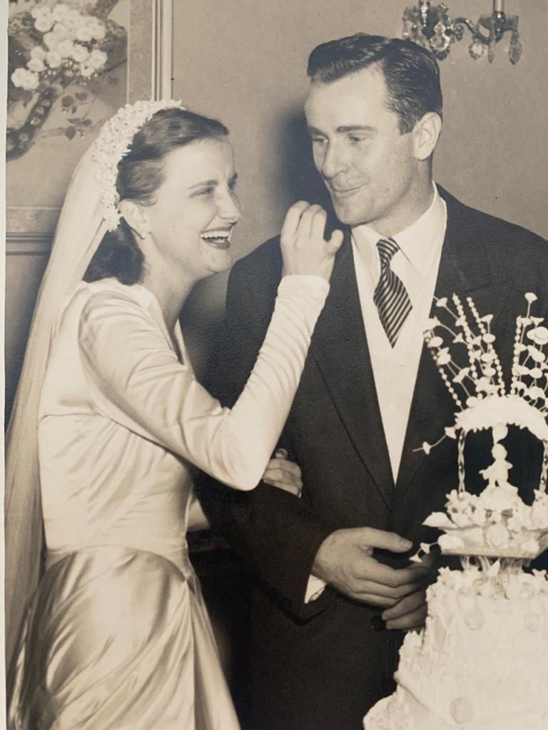 Mercedes y Fernando cortando su pastel de bodas