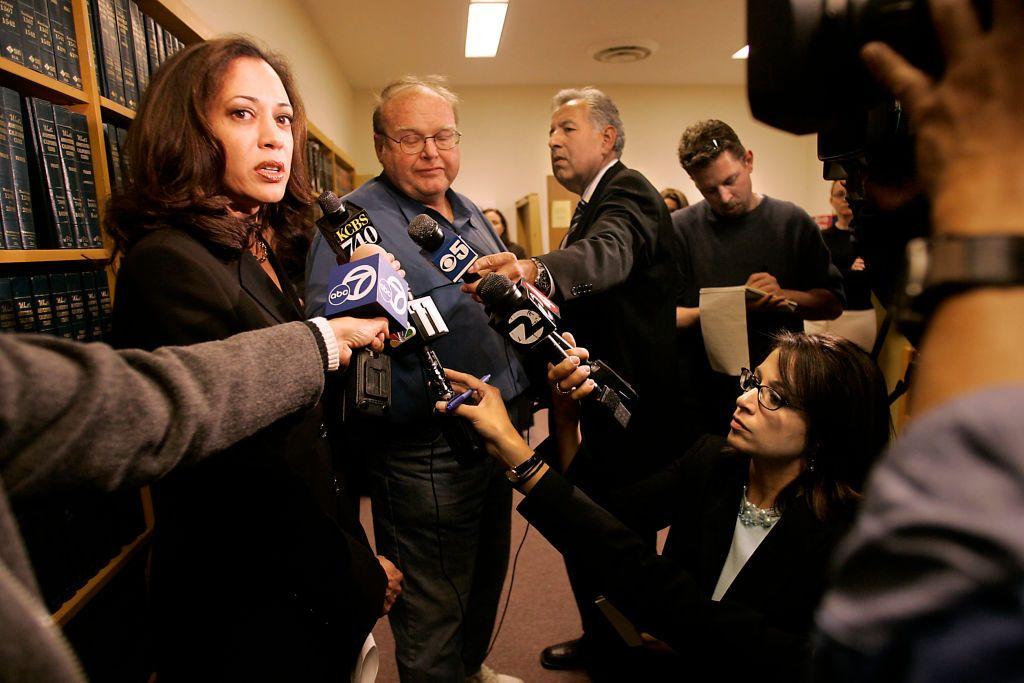 A promotora Kamala D. Harris faz um pronunciamento à imprensa em San Francisco, em 2005