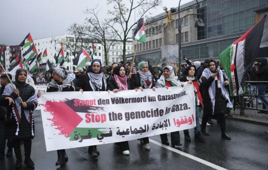 مشاركون في مظاهرة برلين رفعوا لافتات مناصرة لفلسطين وغزة