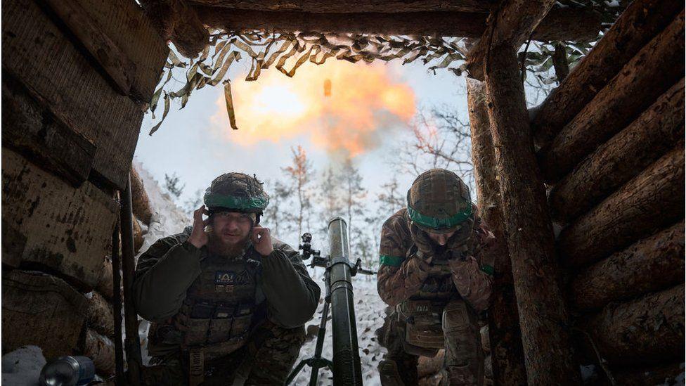 Militares detonan un mortero en Ucrania