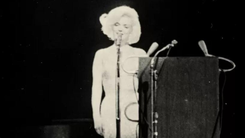 Marilyn Monroe menyanyikan lagu 