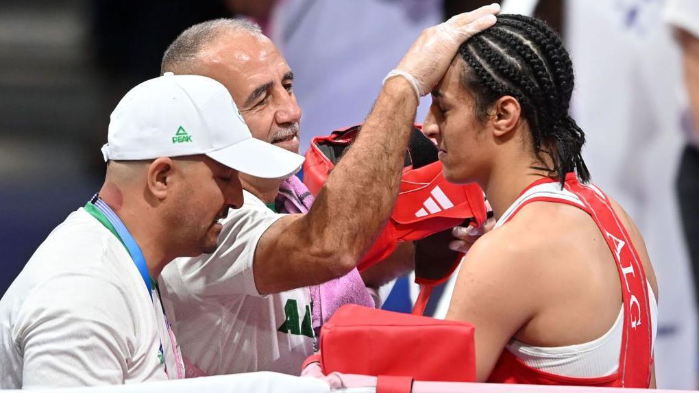 Imane Khelif con sus entrenadores en París.