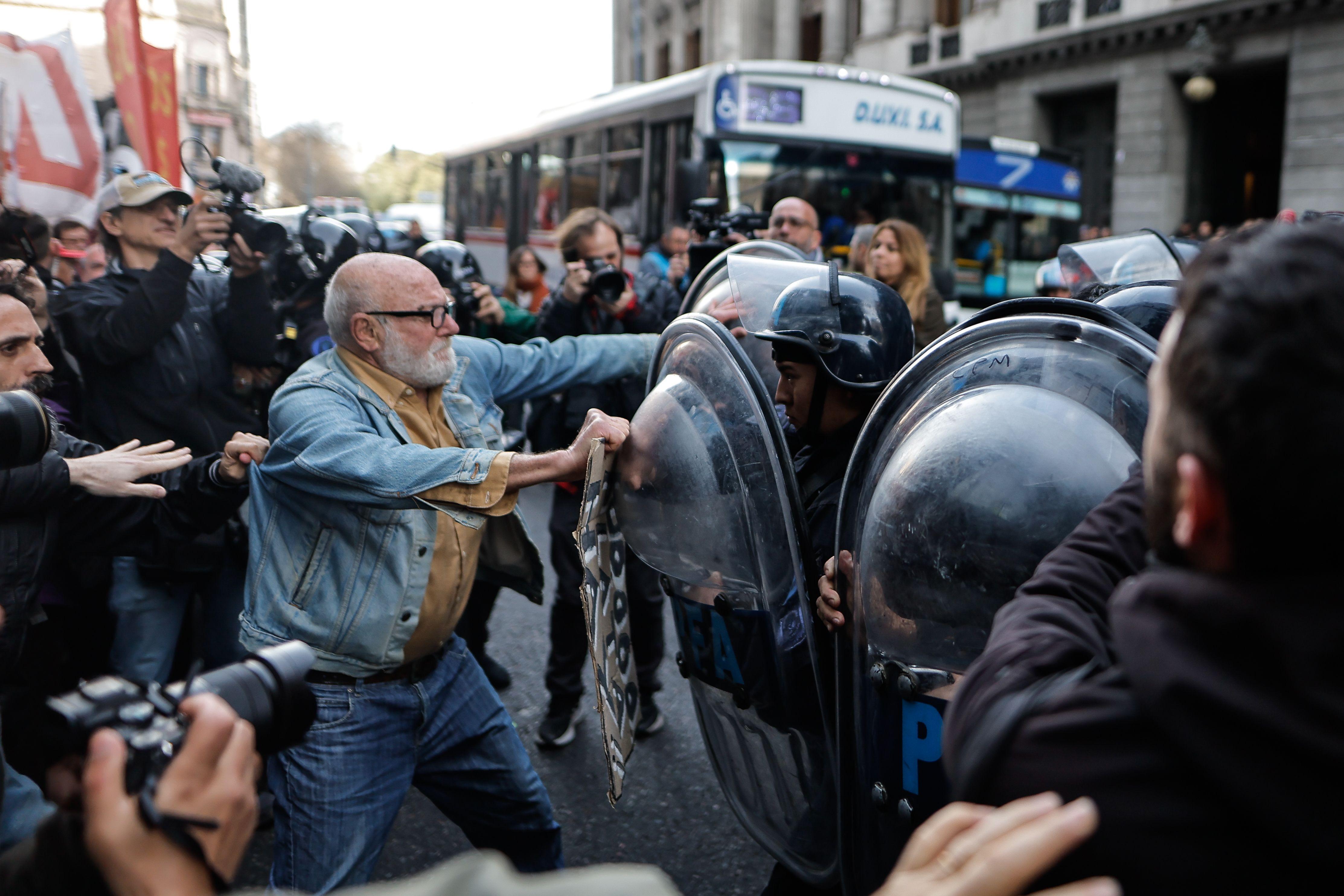 Un jubilado lucha contra la policía en una marcha de los jubilados en agosto. 