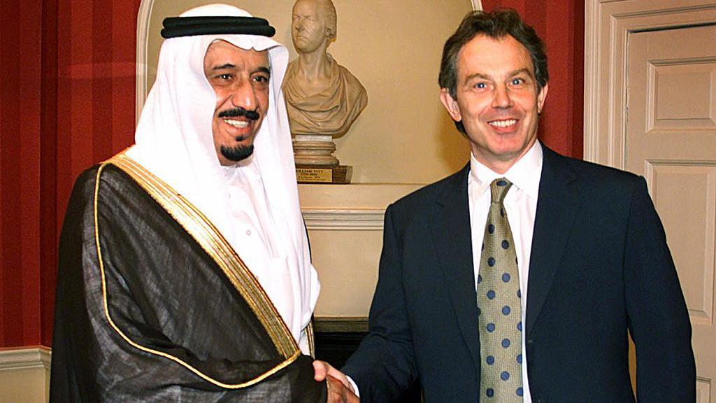 توني بلير حين رئيسا لوزراء بريطانيا مع الملك سلمان حين كان أمير منطقة الرياض عام 2000