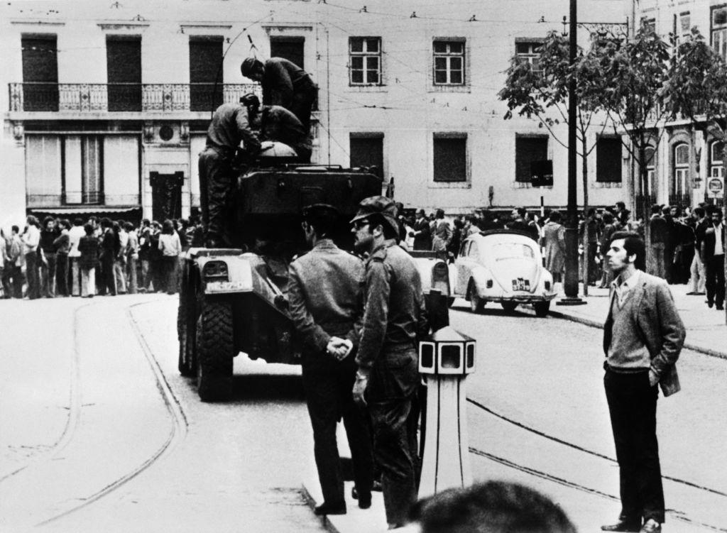 Militares em rua de Portugal na Revolução dos Cravos