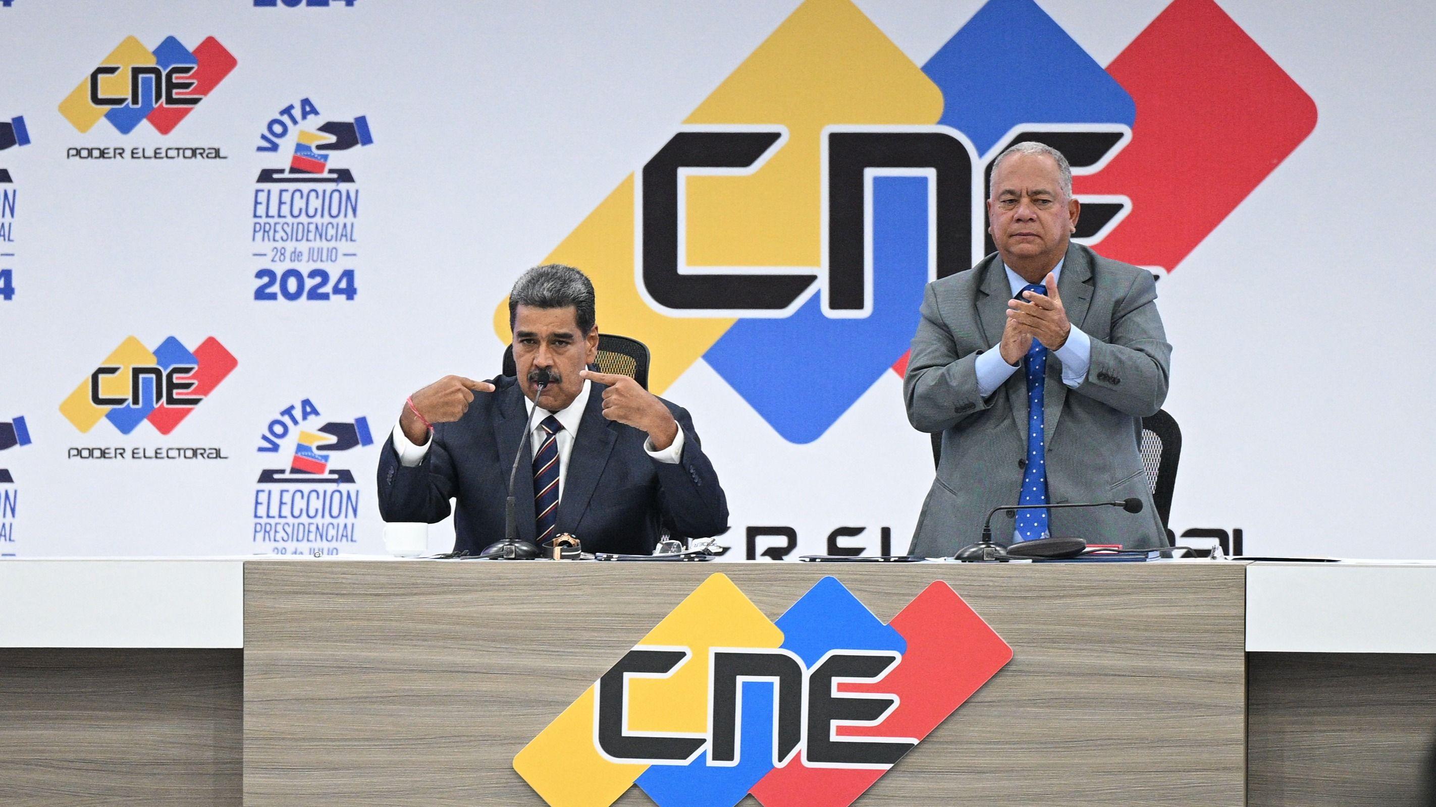 Maduro junto al presidente del CNE, Elvis Amoroso.