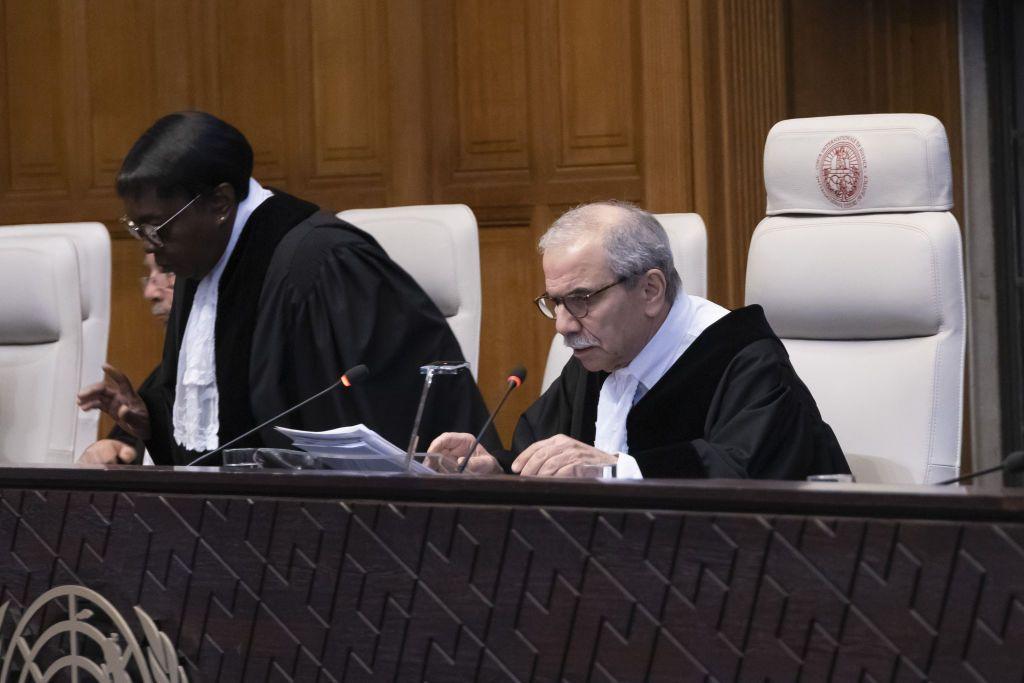 Dos jueces en el Tribunal Internacional de La Haya