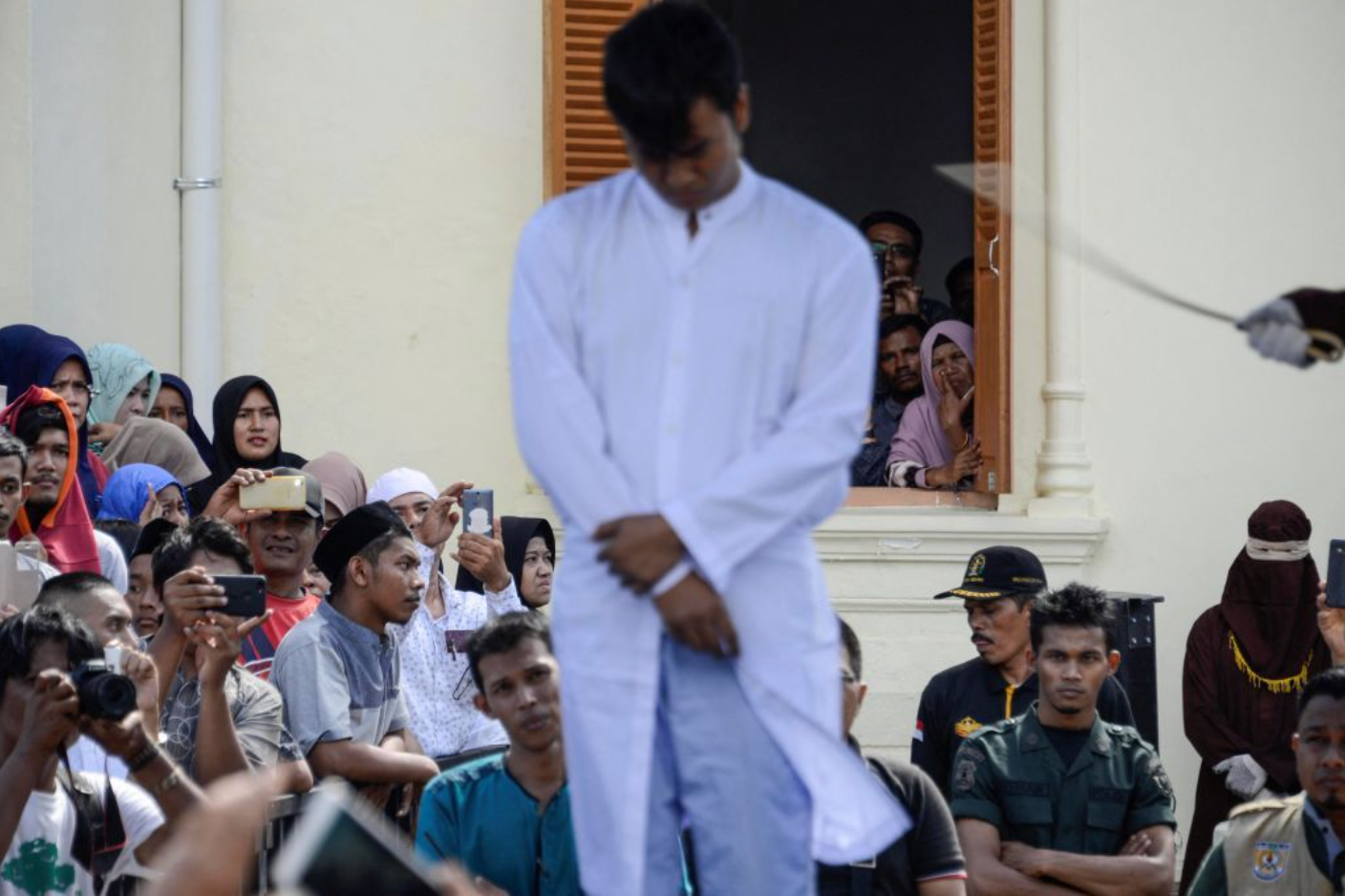 Sementara itu, di Indonesia, pasangan sesama jenis dicambuk secara terbuka di Provinsi Aceh. Provinsi ini merupakan satu-satunya provinsi yang menerapkan hukum syariah di Indonesia.