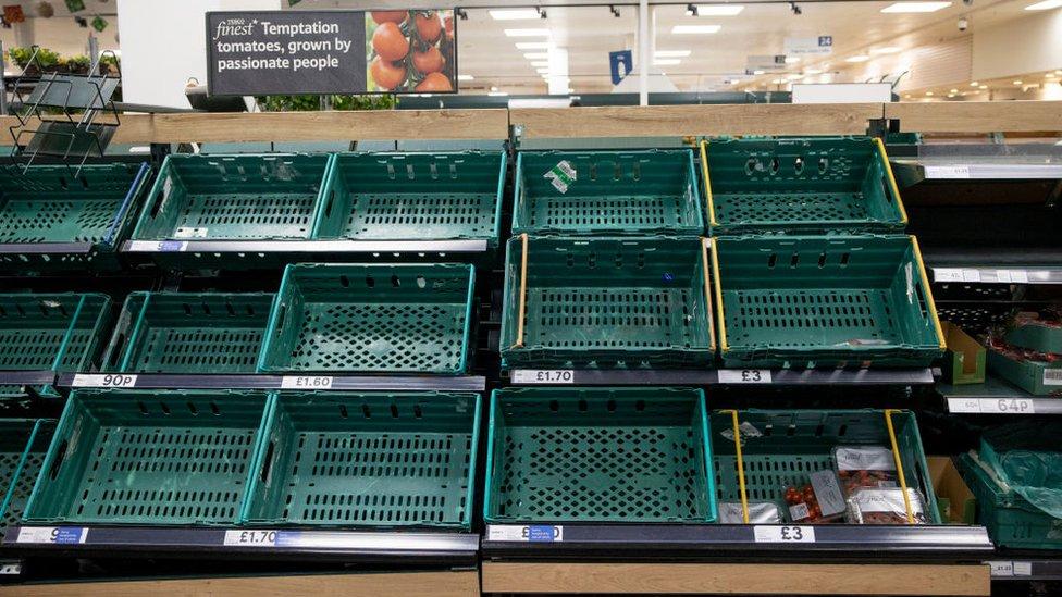 Imagem mostra estante vazia em supermercado no Reino Unido