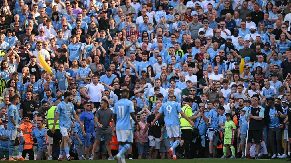 لاعبو السيتي يحتفلون مع الجماهير بلقب الدوري الرابع على التوالي