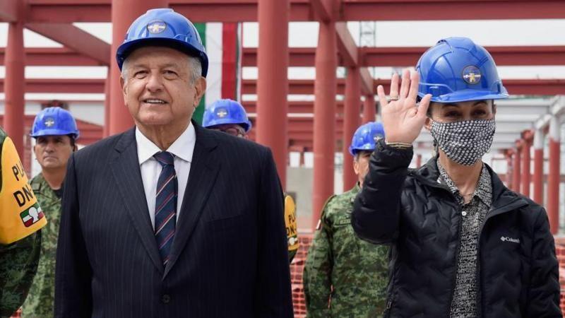 AMLO e Sheinbaum durante evento em plena pandemia