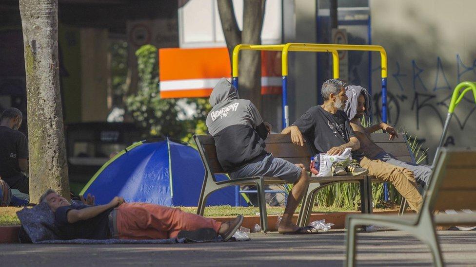 Personas sin techo viviendo en las calles de Sao Paulo