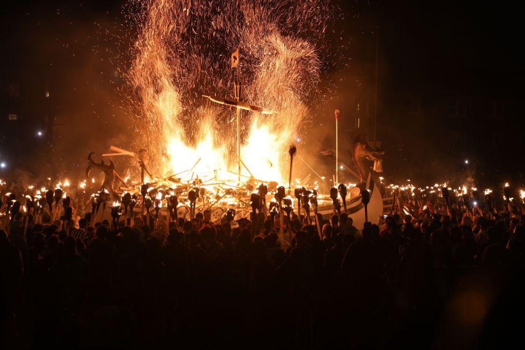 Barco viking sendo queimado no festival Up Helly Aa 