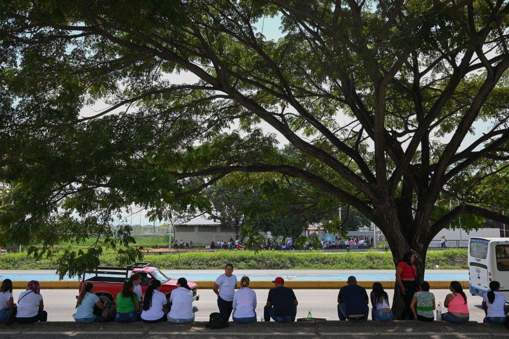 Familiares de detenidos cerca de la cárcel de Tocuyito, en el centro de Venezuela.