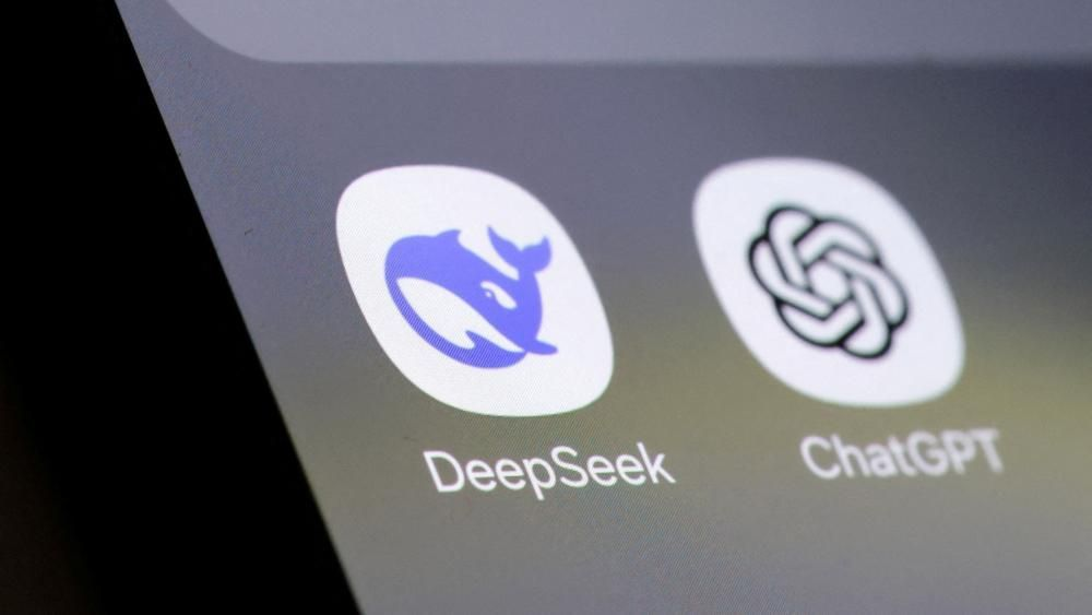 Imagem mostra tela móvel com o logotipo do App Deepseek e Chatgpt