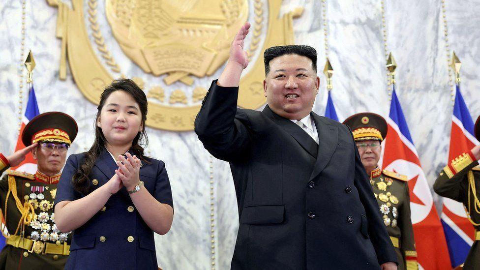 Kim Jong Un con su hija saluda a la muchedumbre