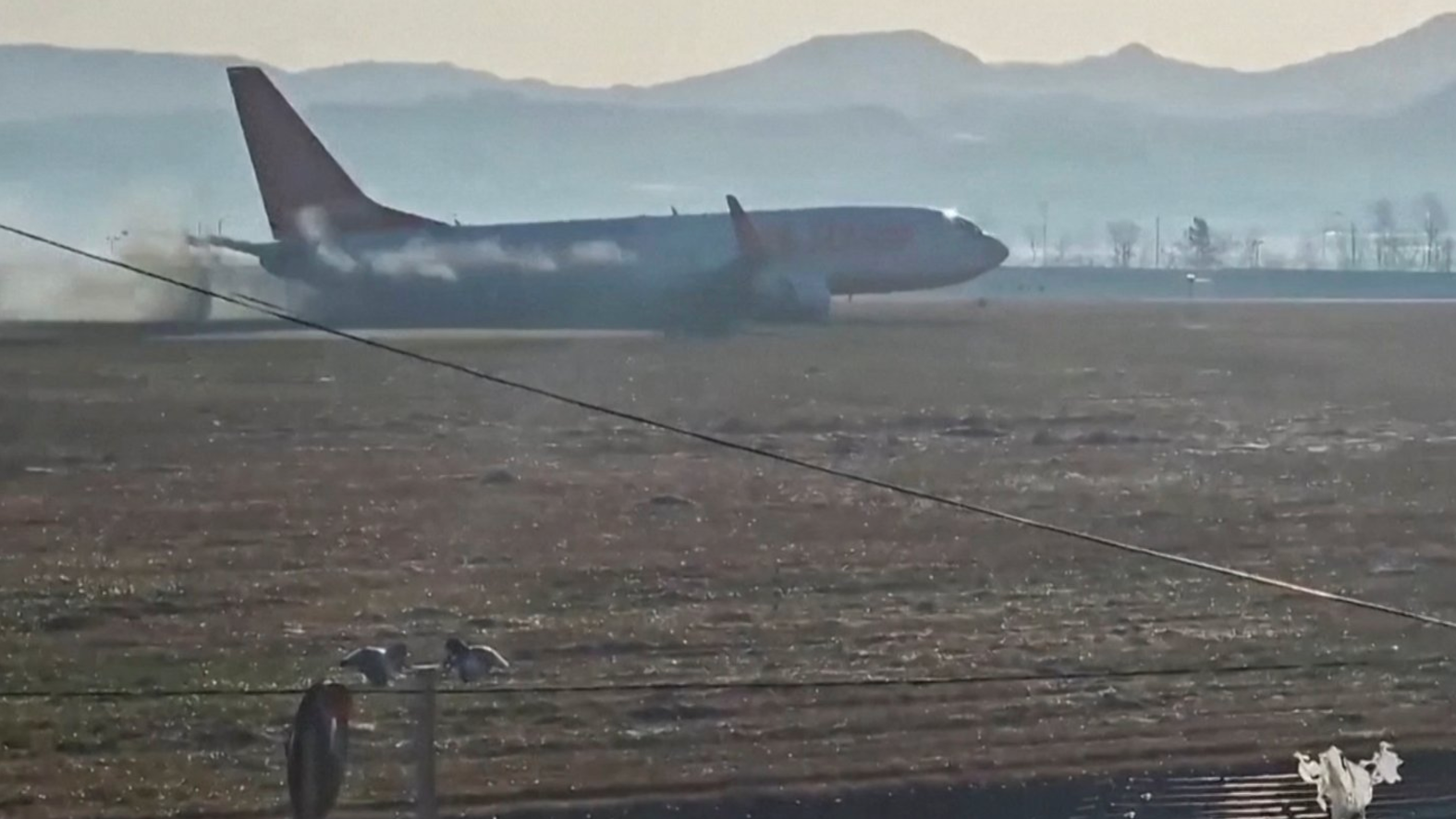 Asap hitam tampak dari pesawat Jeju Air 7C2216 saat melintasi landasan pacu di Bandara Internasional Muan, Korea Selatan, pada 29 Desember 2024.