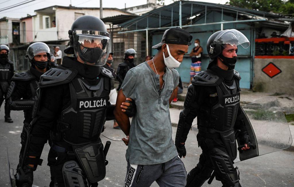 Policía cubana arrestando a un manifestante