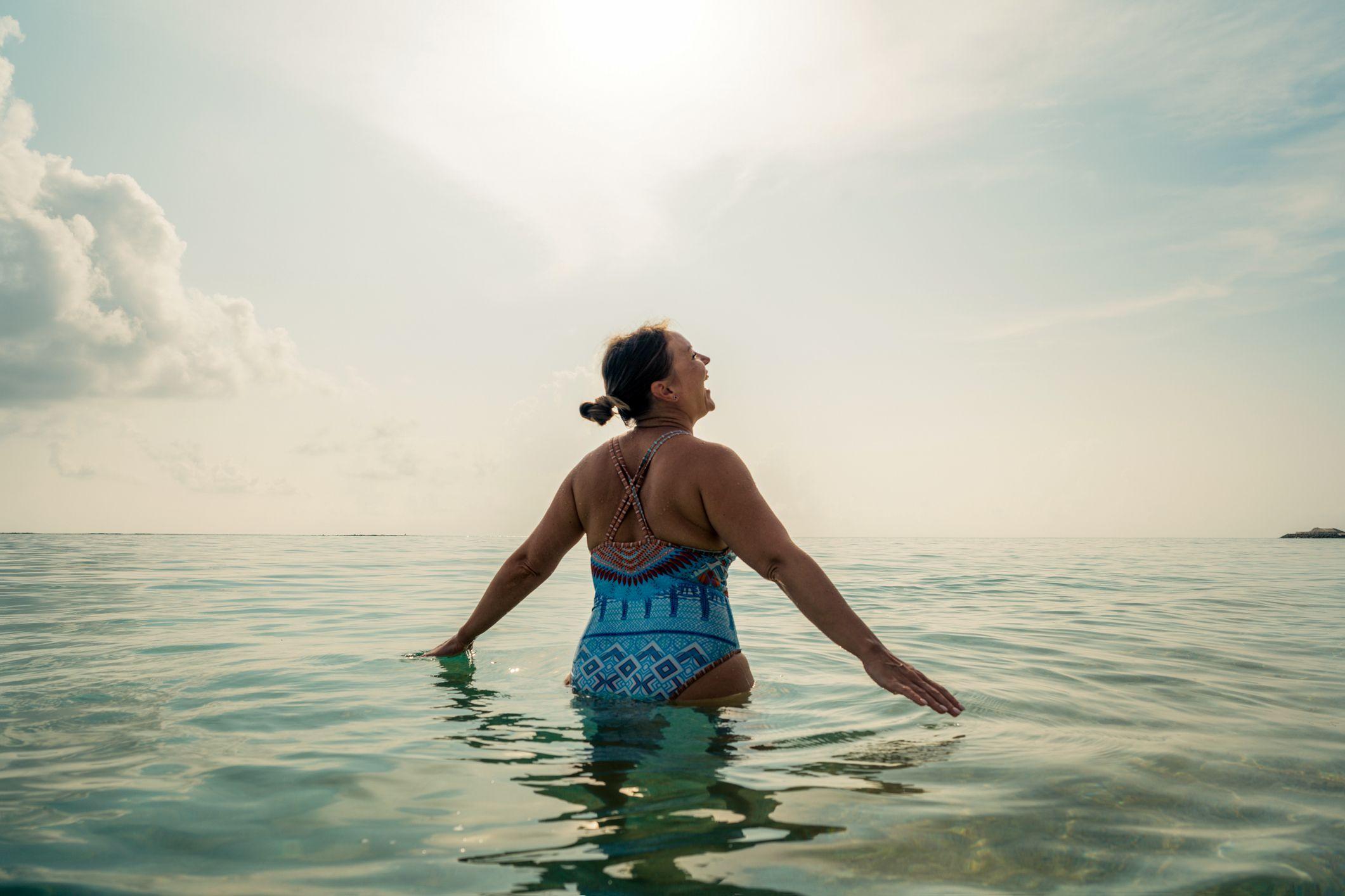 mulher branca no mar