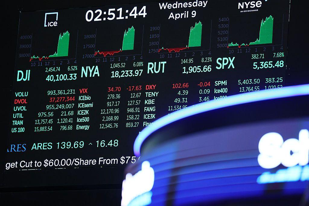 Painel na Bolsa de Valores de Nova York durante as negociações na tarde de 9 de abril de 2025