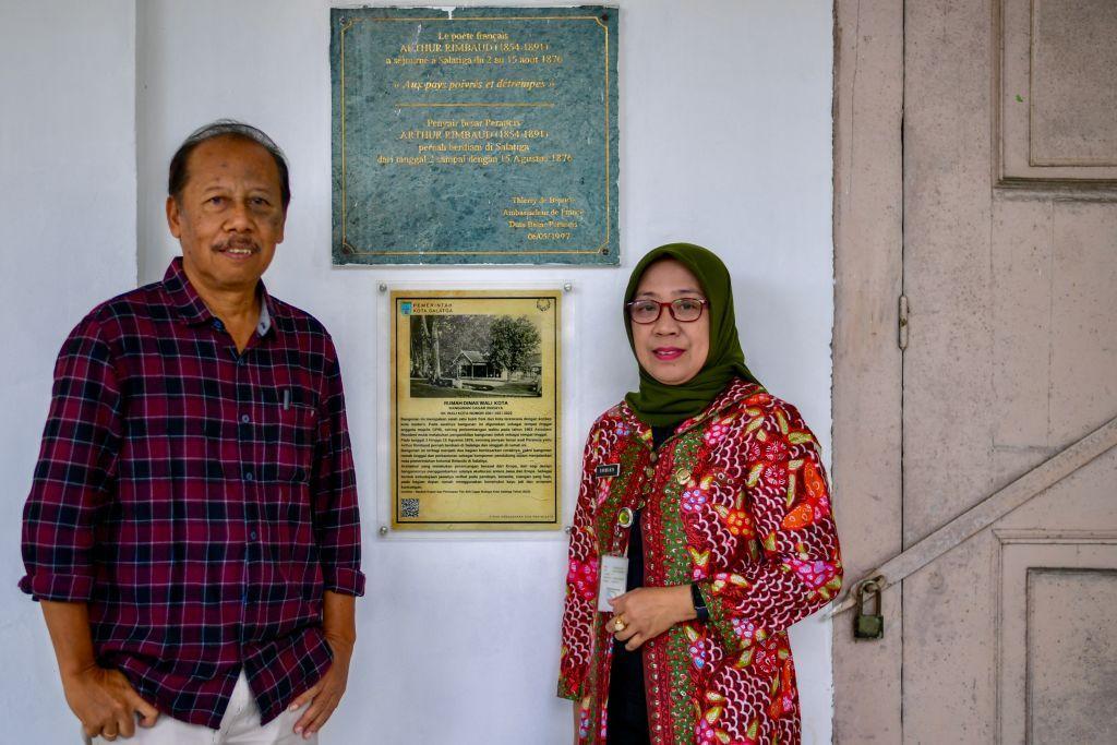 Sejarawan Eddy Supangkat (kiri) dan Sri Sarwanti (kanan), kepala kantor perpustakaan dan arsip Salatiga, berpose di dekat plakat bertuliskan nama penyair Prancis Arthur Rimbaud di kediaman wali kota Salatiga, Jawa Tengah.