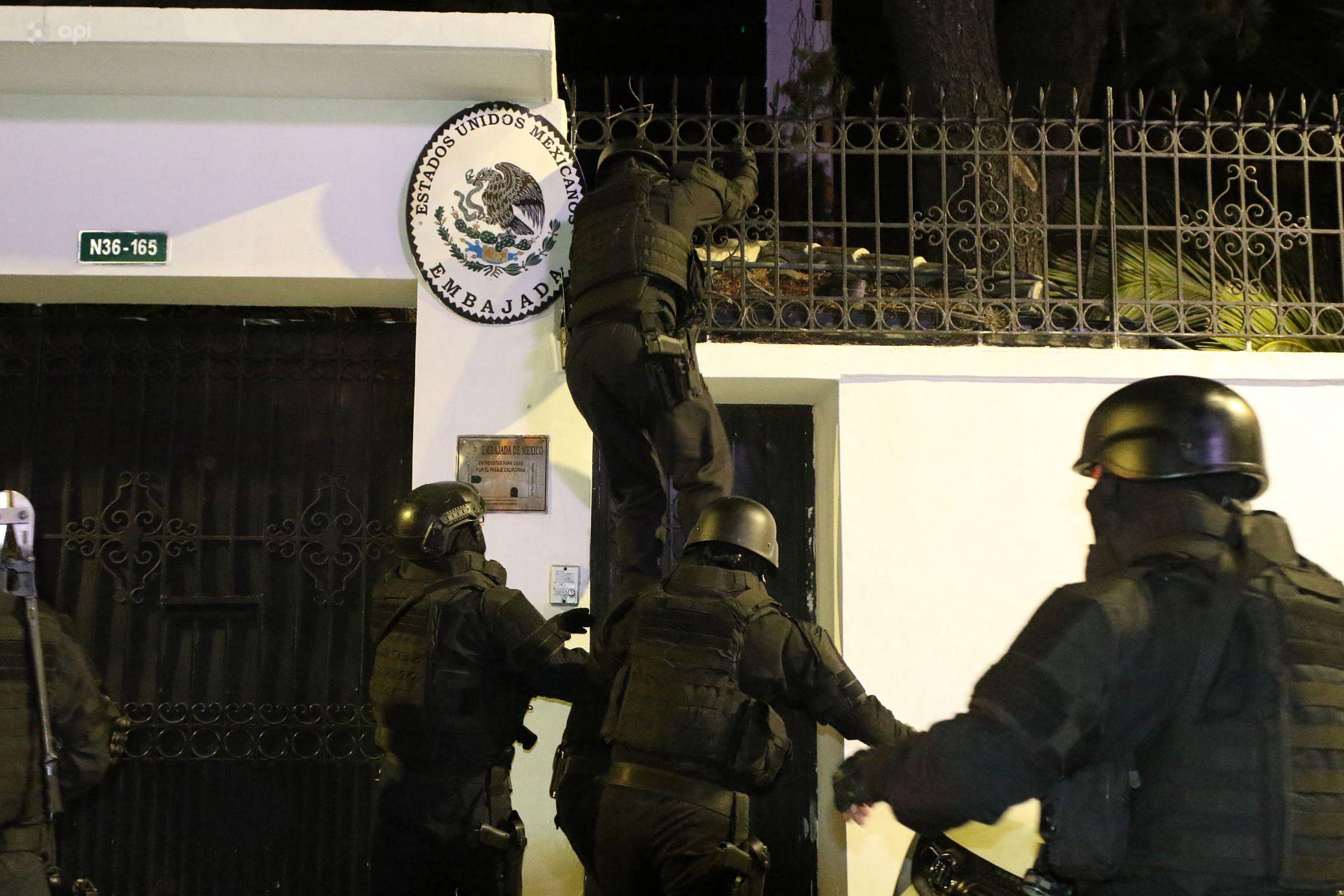 Policía ecuatoriana tratando de entrar en la embajada de México en Quito para arrestar a Jorge Glas.