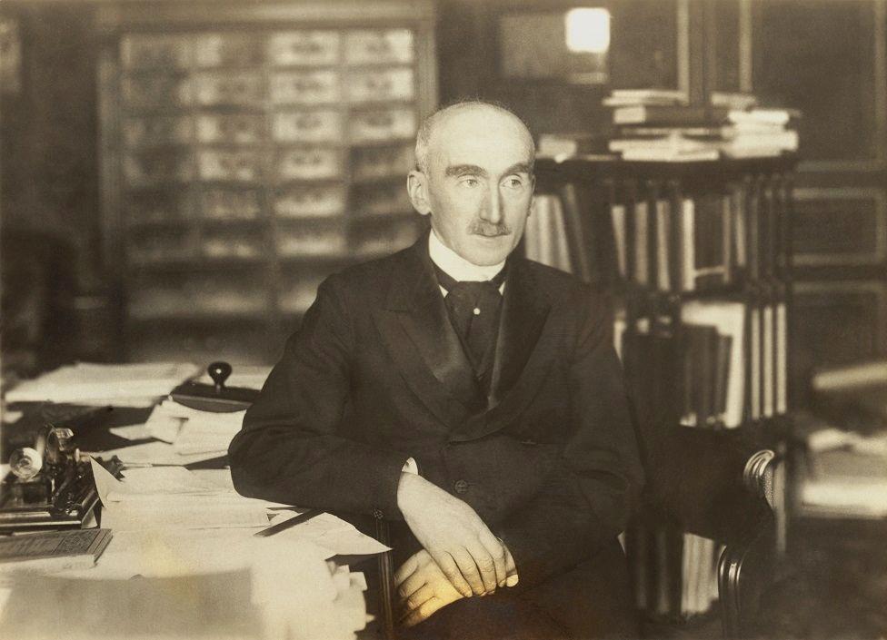 Henri Bergson sentado em uma mesa