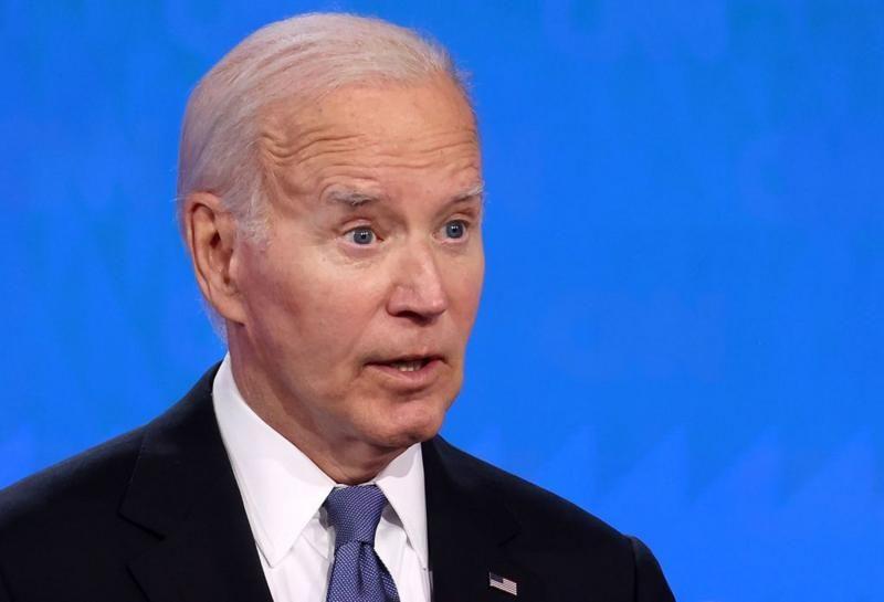 Joe Biden, um homem branco idoso de terno