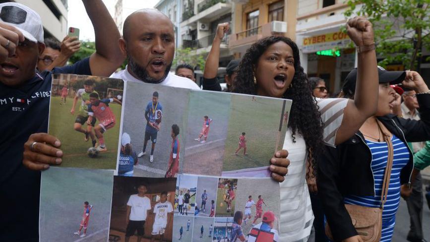 Familiares de los niños desaparecidos protestan en las calles de Guayaquil.