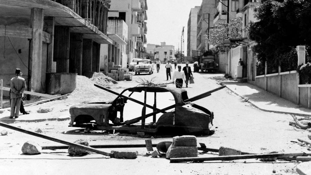 قطع الطرقات خلال احتجاجات ضد السلطة في بيروت عام 1958