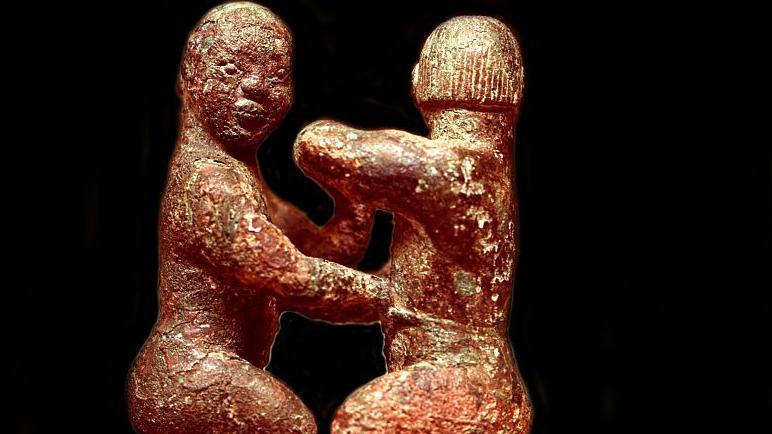 Millattan önce 600'lü yıllara tarihlenen Çinli Güreşçiler bronz heykeli müzede sergileniyor