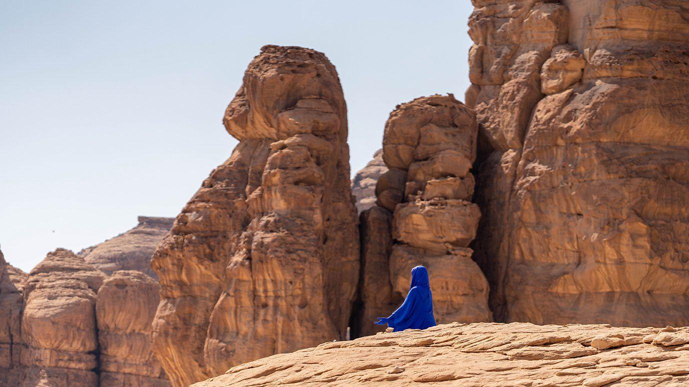 Una figura azul en una de las rocas de AlUla. 