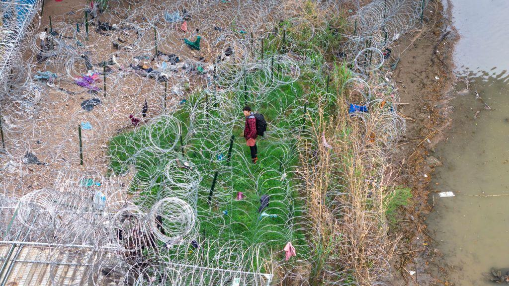 ABD- Meksika sınırında dikenli teller arasında kalmış bir göçmen 