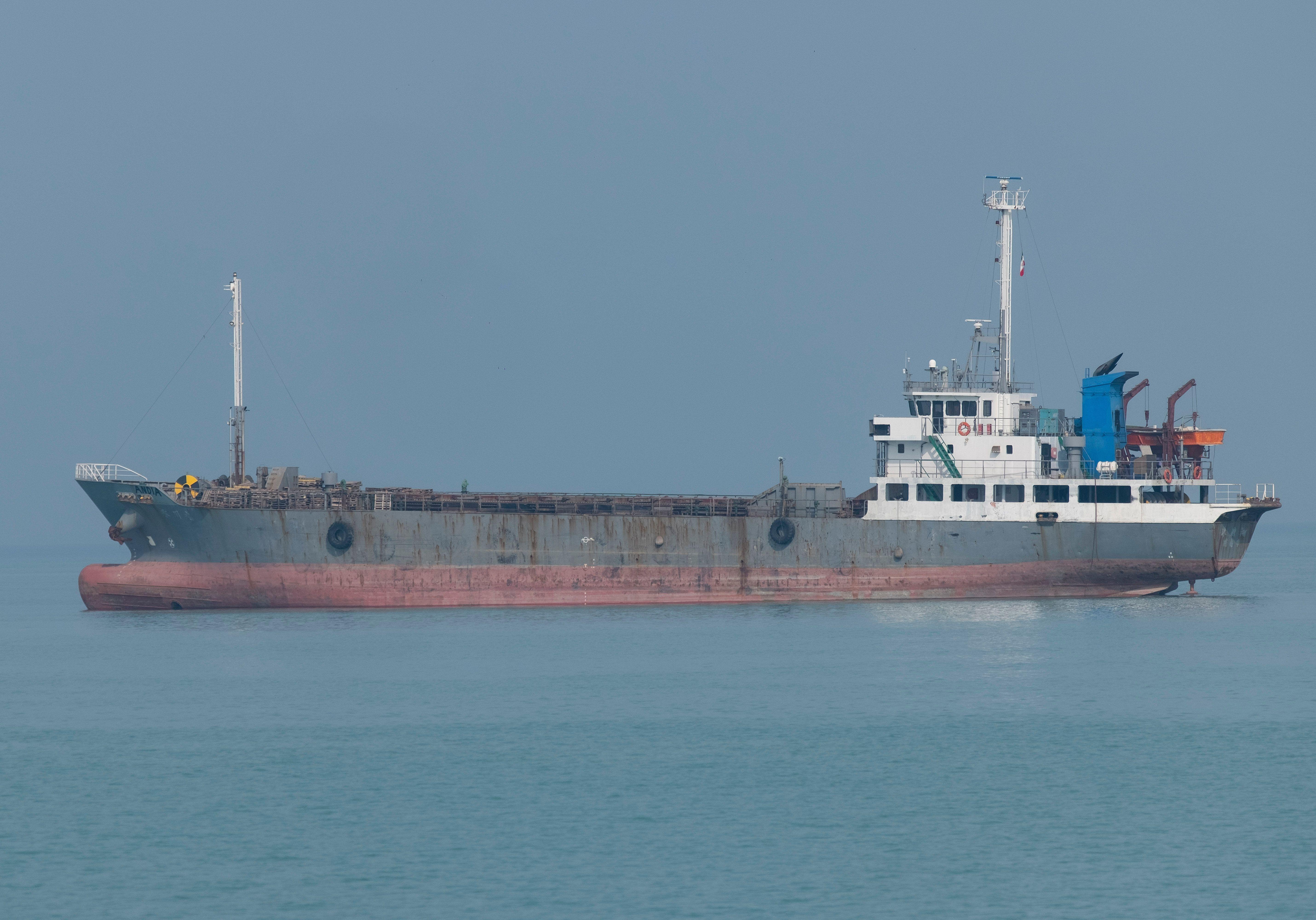 عادةً ما تقوم ناقلات النفط التي تغادر إيران بتعطيل نظام تتبع السفن
