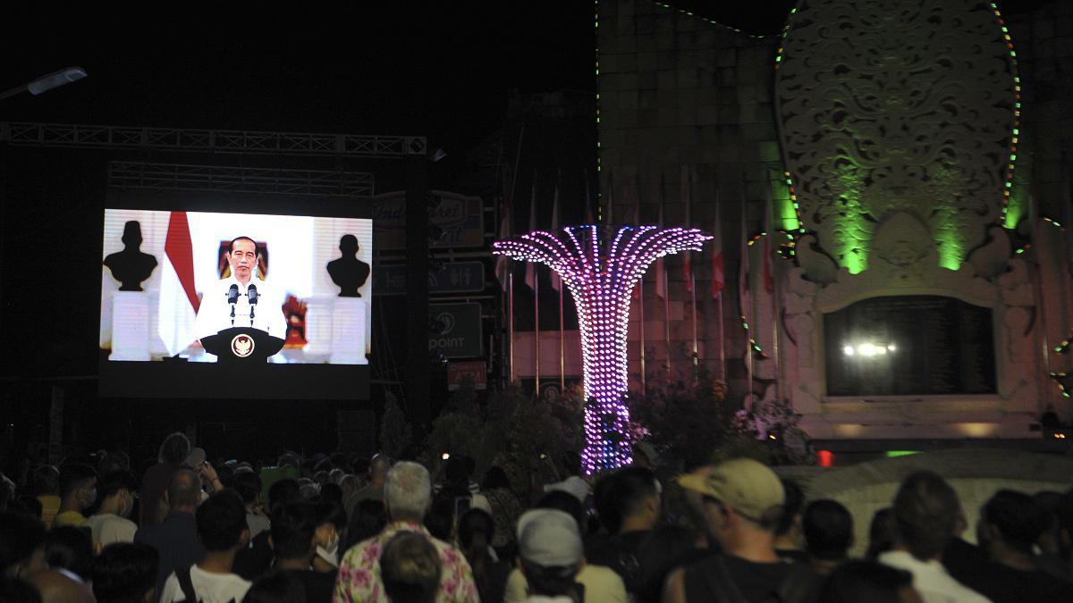 Presiden Joko Widodo (kiri) memberikan sambutan secara virtual dalam rangkaian Harmony In Diversity Peringatan 20 Tahun Bom Bali di Monumen Ground Zero, Badung, Bali, Rabu (12/10/2022) malam. 