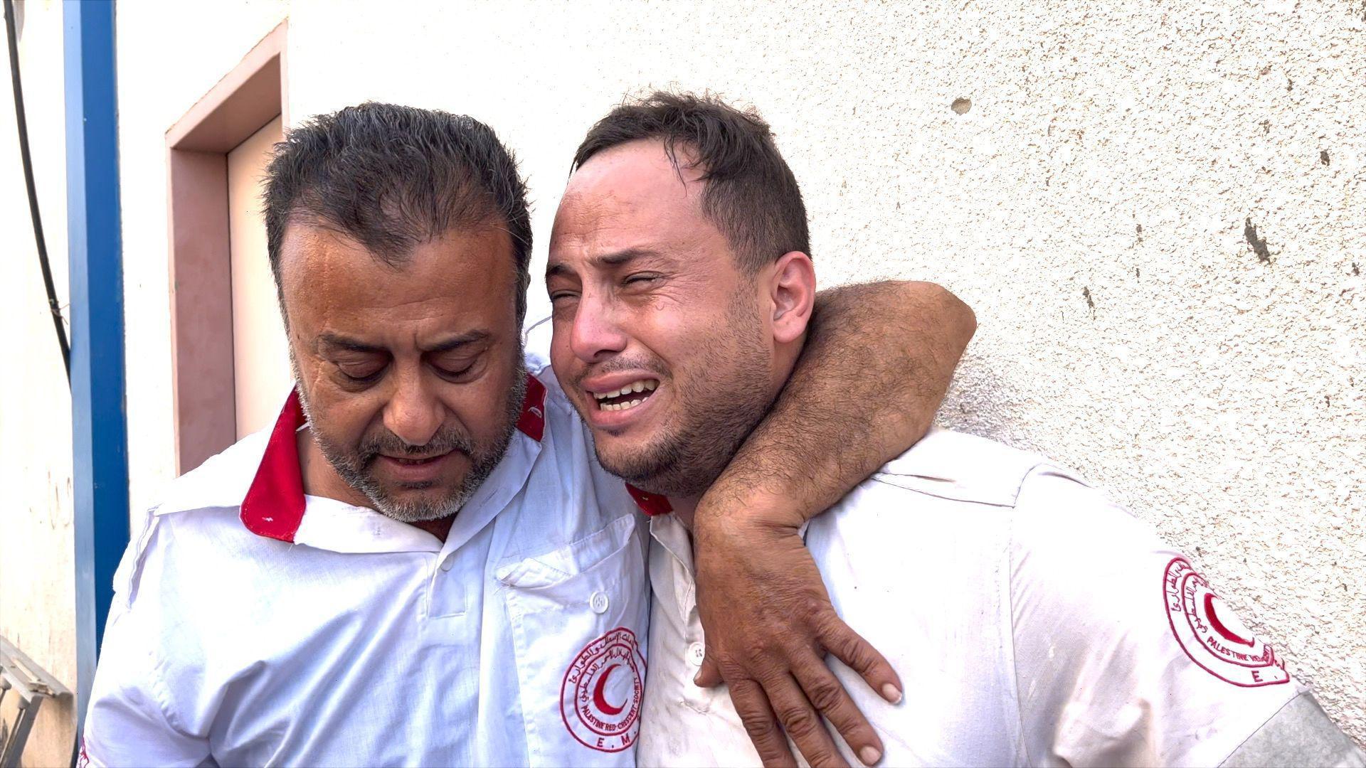 El paramédico Mahmoud luego de conocer que su padre había muerto