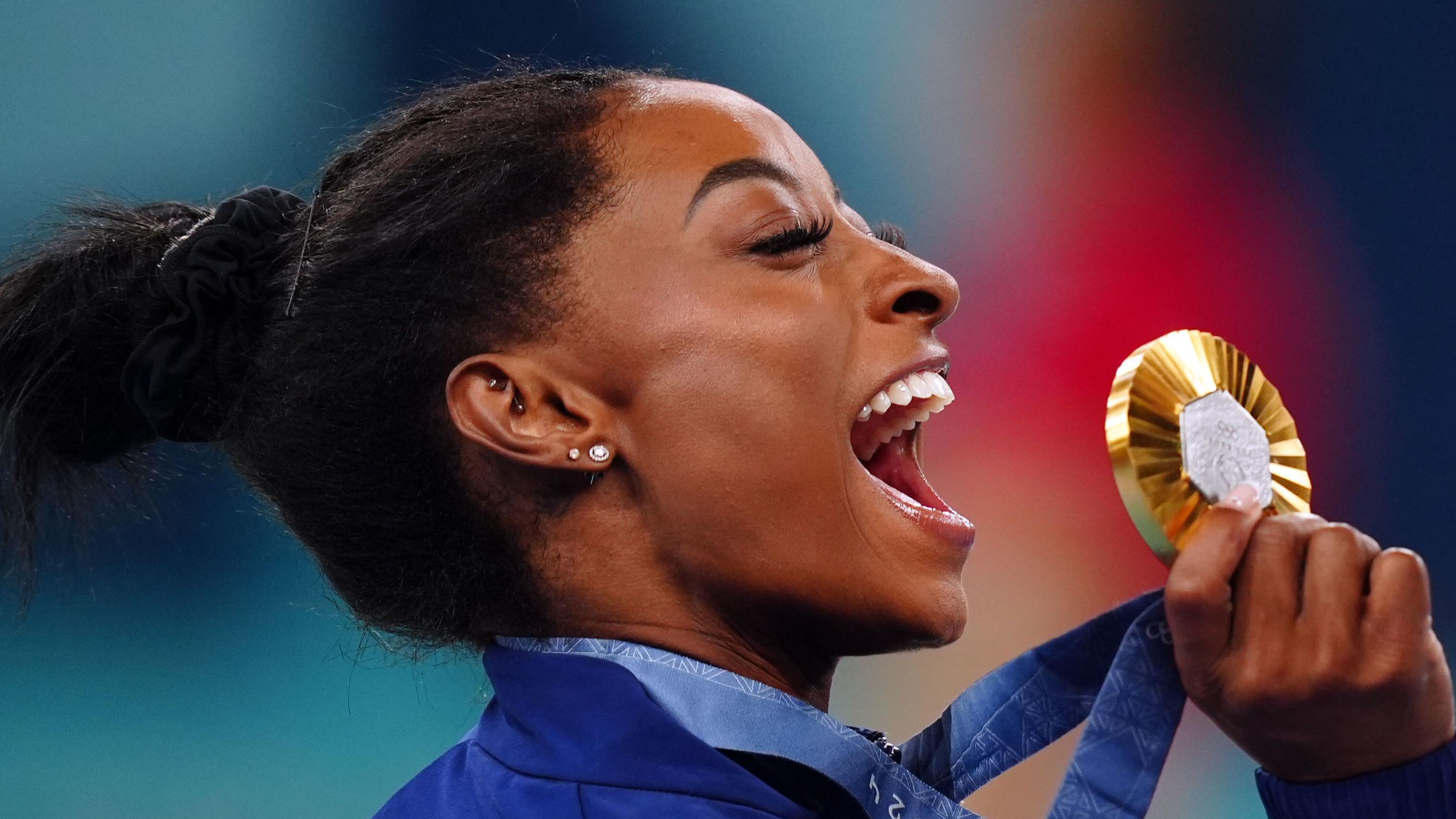 Simone Biles con su medalla de oro