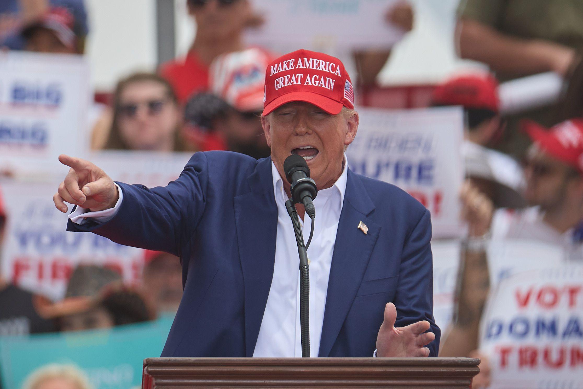 Trump discursando e gesticulando