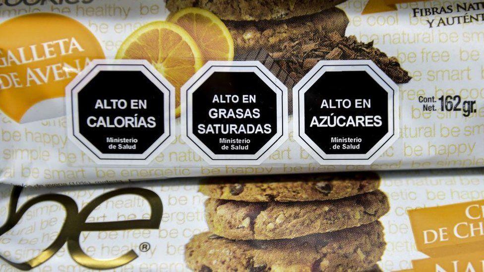 Rótulos de uma embalagem de alimento no Chile alertando para o alto teor de calorias, gordura e açúcar