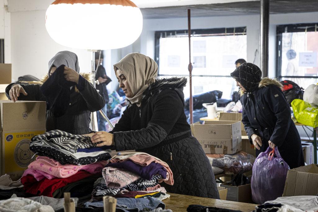 Fransa'nın Strazburg kentinde Türk ve Suriyeli topluluklar, Kahramanmaraş merkezli depremler için yardım toplarken