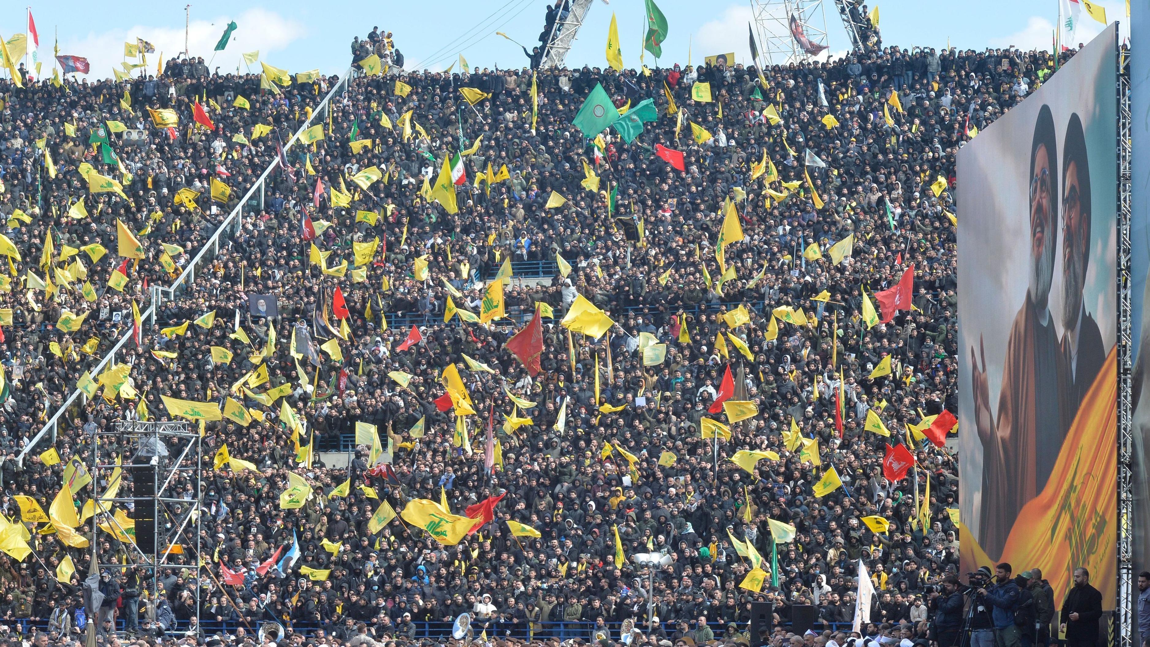 آلاف يشاركون في تشييع الأمينين العامين السابقين لحزب الله حسن نصر الله وهاشم صفي الدين في ملعب كميل شمعون في بيروت