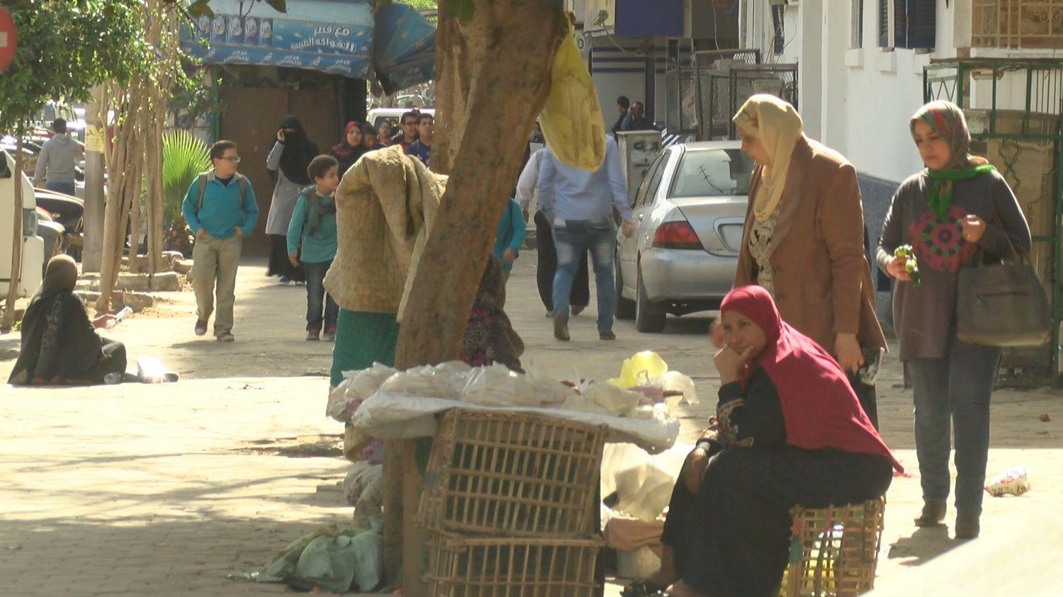 سيدة تبيع الخبز في أحد الشوارع المصرية